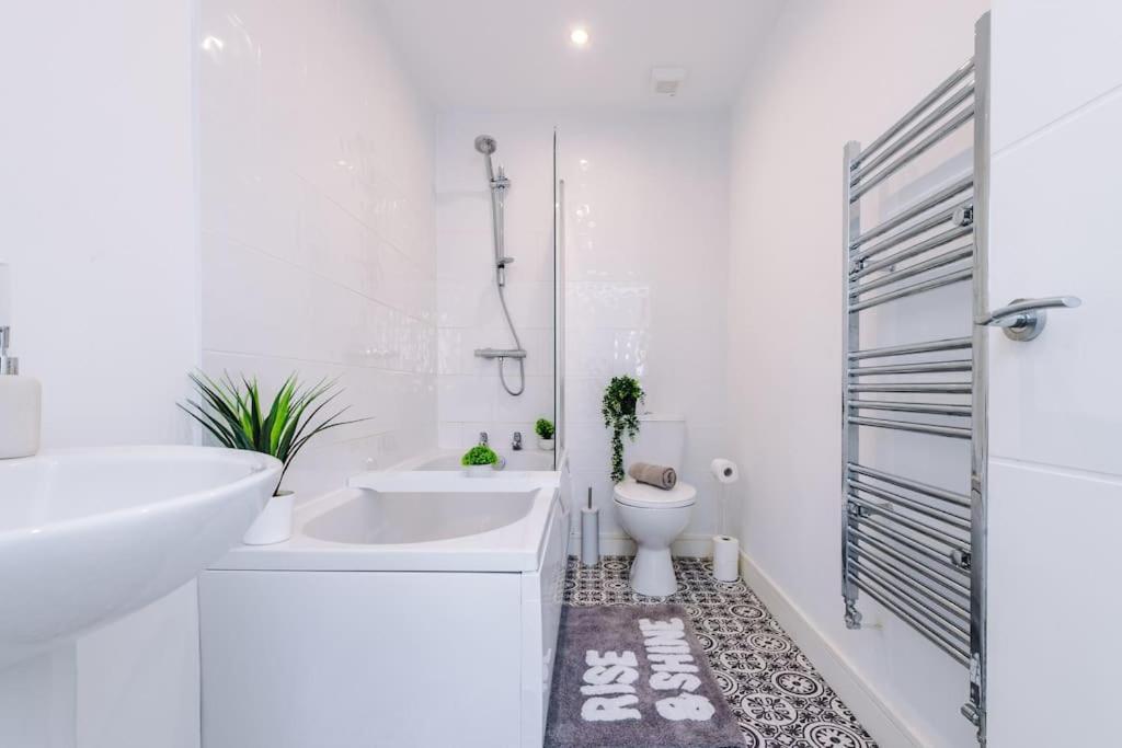 Stylish Four Bedroom House In St Helens By Eason Stays, For Contractors Digs And Weekend Stays, With Free Parking מראה חיצוני תמונה
