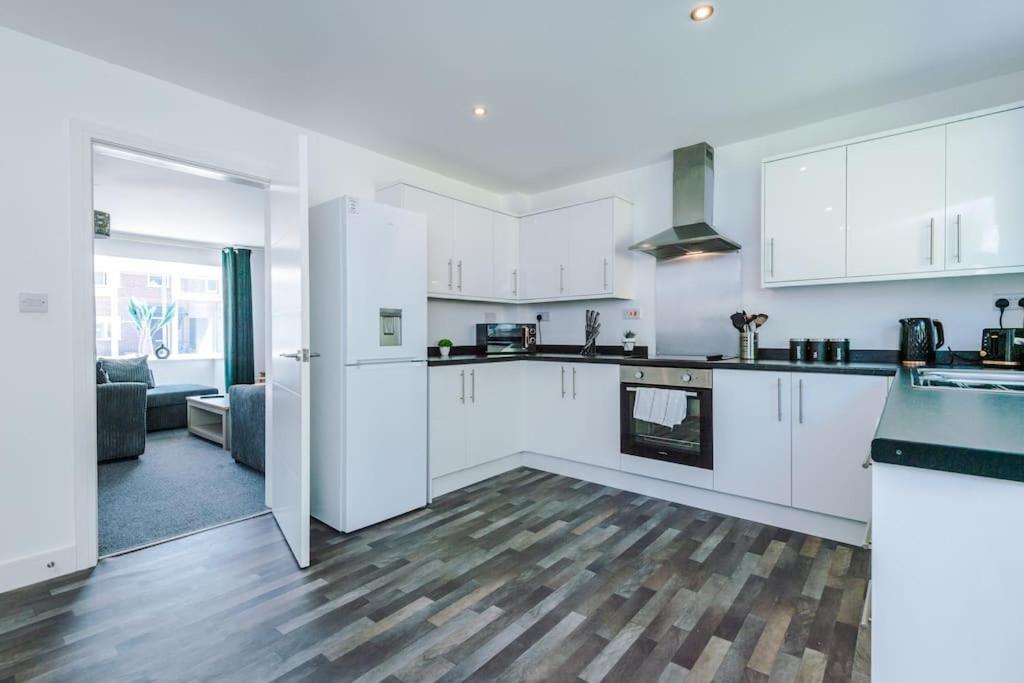 Stylish Four Bedroom House In St Helens By Eason Stays, For Contractors Digs And Weekend Stays, With Free Parking מראה חיצוני תמונה