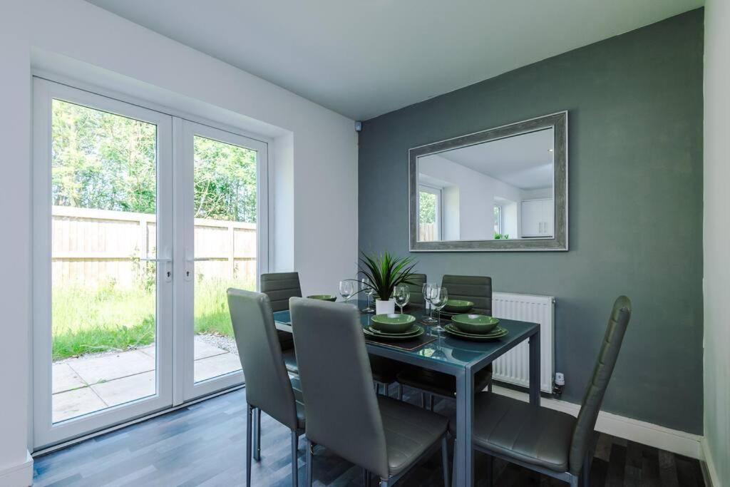 Stylish Four Bedroom House In St Helens By Eason Stays, For Contractors Digs And Weekend Stays, With Free Parking מראה חיצוני תמונה