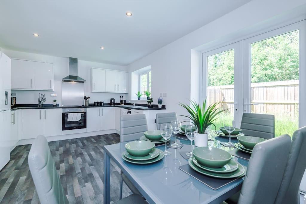 Stylish Four Bedroom House In St Helens By Eason Stays, For Contractors Digs And Weekend Stays, With Free Parking מראה חיצוני תמונה