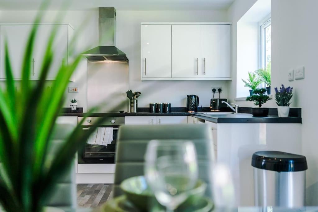 Stylish Four Bedroom House In St Helens By Eason Stays, For Contractors Digs And Weekend Stays, With Free Parking מראה חיצוני תמונה