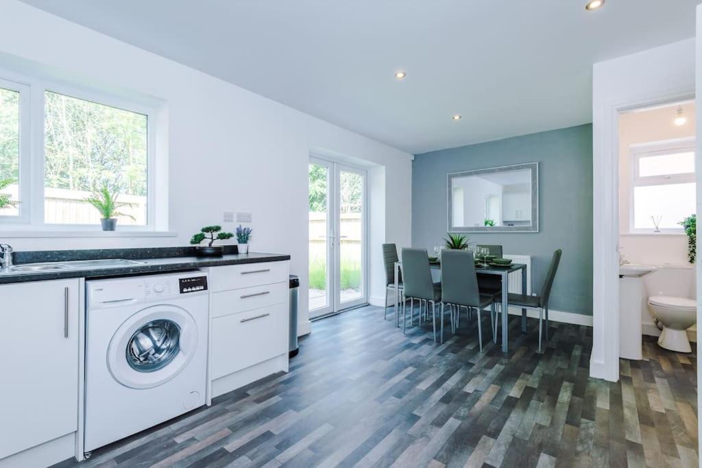 Stylish Four Bedroom House In St Helens By Eason Stays, For Contractors Digs And Weekend Stays, With Free Parking מראה חיצוני תמונה
