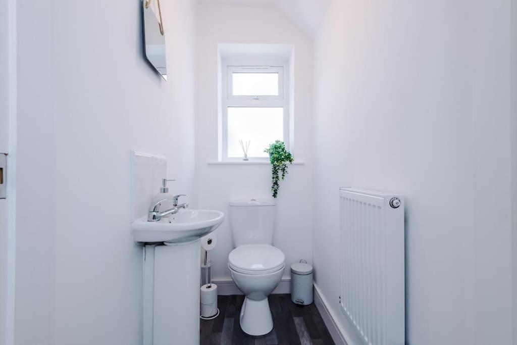 Stylish Four Bedroom House In St Helens By Eason Stays, For Contractors Digs And Weekend Stays, With Free Parking מראה חיצוני תמונה
