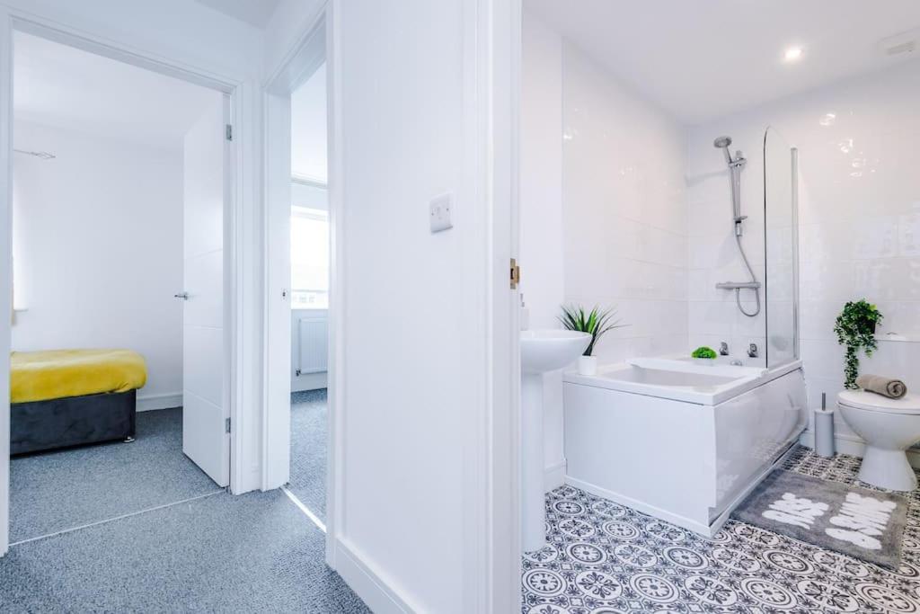 Stylish Four Bedroom House In St Helens By Eason Stays, For Contractors Digs And Weekend Stays, With Free Parking מראה חיצוני תמונה