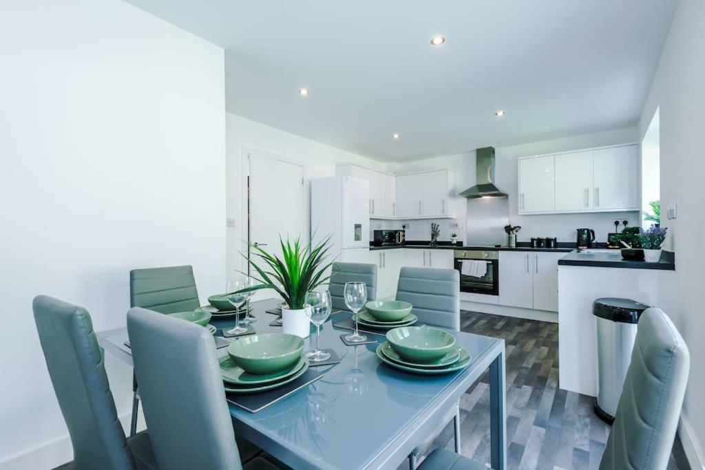 Stylish Four Bedroom House In St Helens By Eason Stays, For Contractors Digs And Weekend Stays, With Free Parking מראה חיצוני תמונה